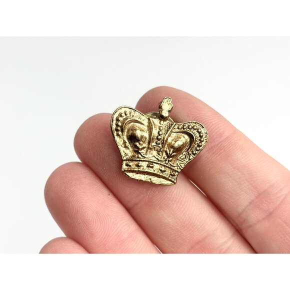 Crown Shaped Gold Toned Textured Vintage Costume Jewelry Brooch | Lapel Pin - Picture 5 of 10